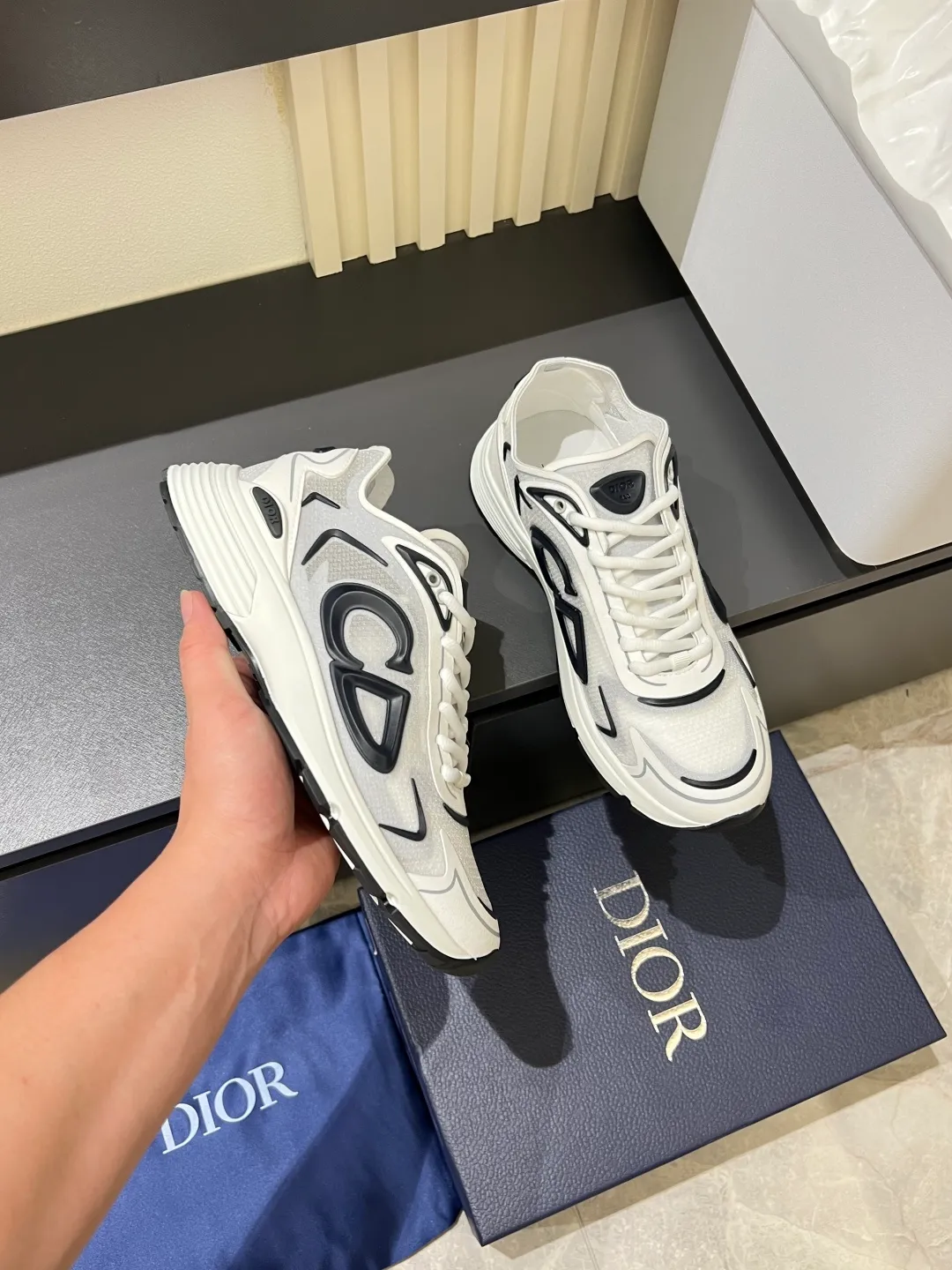 p500 Dior Dior's latest B30 Countdown sneaker. This B30 Countdown technical training shoe is new for spring 2026. Its sporty design perfectly combines fashion elements with technical performance. Its design is inspired by modern running. There are also Dior B30 and CD30 rubber logos on the tongue and back of the shoe. The sculpted sole that combines rubber and foam ensures flexibility and comfort. Various unique details also add to its color. Fabric technical fabric and technical mesh lining Industrial fabric and industrial mesh CD30 rubber logo on sides and rear Dior B30 rubber signature tongue Low-top style lace-up closure Ultra-lightweight rubber blend and brown foam sole Welded construction with gray detailing and Dior, CD30 and B30 logos Size: 38-44!
